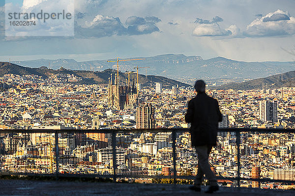 Silhouette einer Person mit Blick auf die Stadt Barcelona  Katalonien  Spanien