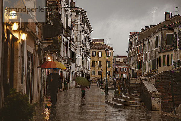 Ein Kanal im Norden Venedigs  im Regen