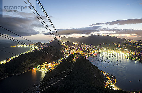 Blick auf die Seilbahn vom Zuckerhut bei Nacht  Rio De Janeiro  Brasilien