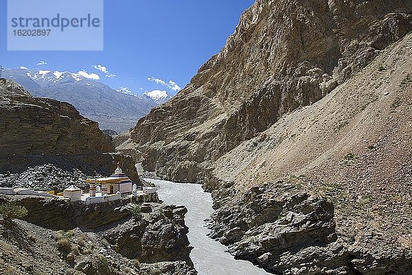 Tempel neben dem Tal des Spiti-Flusses  Himalaya  Himachal Pradesh  Indien