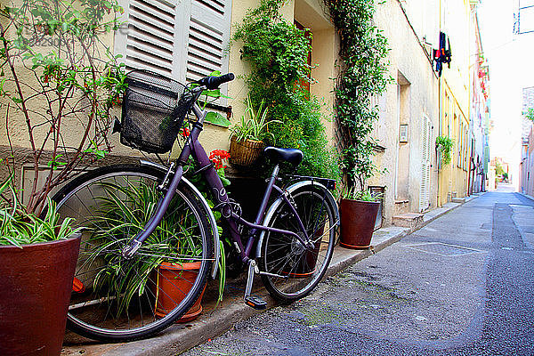 Fahrrad auf der Straße  Antibes  Provence-Alpes-Cote dAzur  Frankreich