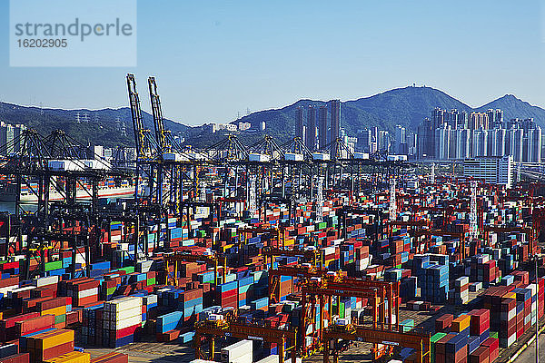 Blick auf den Containerhafen  Hongkong  China