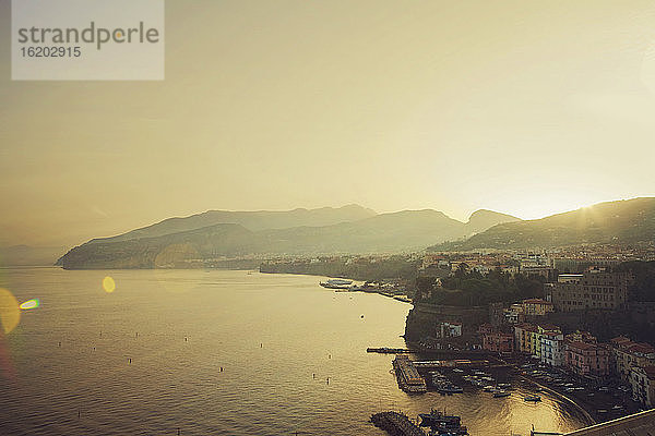 Blick auf den Hafen in Richtung Neapel bei Sonnenuntergang  Sorrento  Italien