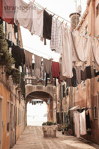 Straße mit Wäscheleinen  Venedig  Italien