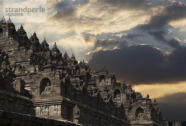 Schnitzereien und Statuen  Der buddhistische Tempel von Borobudur  Java  Indonesien