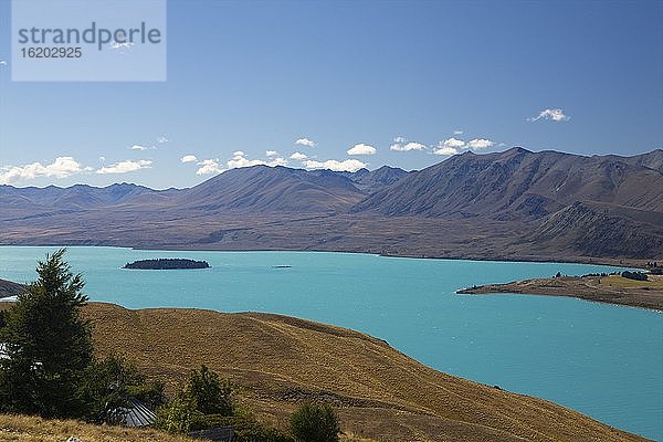 Lake Tekapo (durch Gletscherwasser türkis gefärbt)  Südinsel  Neuseeland