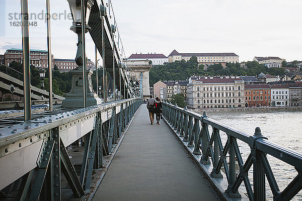 Paar beim Spaziergang auf der Kettenbrücke  Donau  Budapest  Ungarn