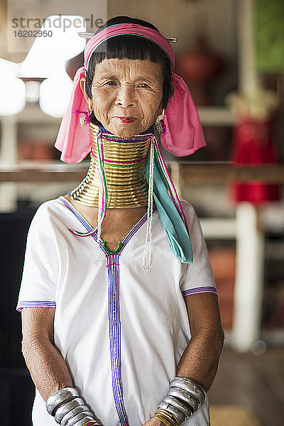 Porträt einer reifen Frau in traditioneller Kleidung  Inle-See  Birma