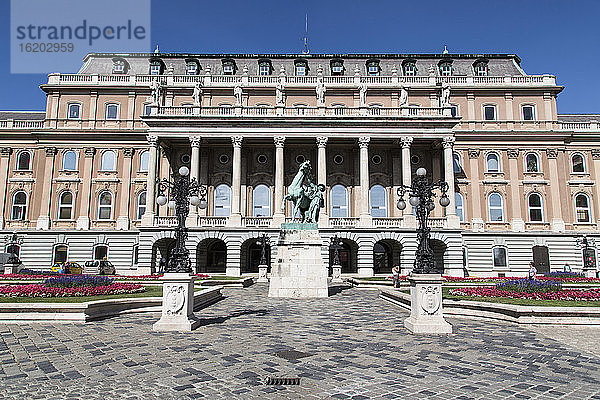 Statue des Pferdehirten vor der Budaer Burg  Budapest  Ungarn