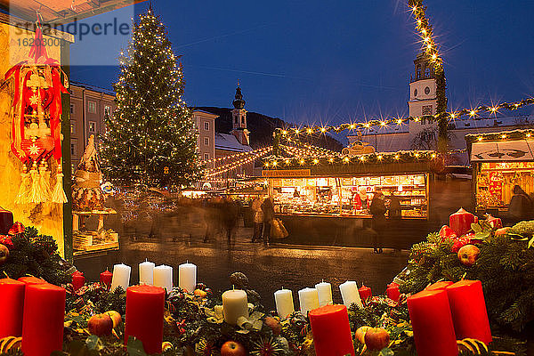 Weihnachtsbaum auf dem Christkindlmarkt  Salzburg  Österreich