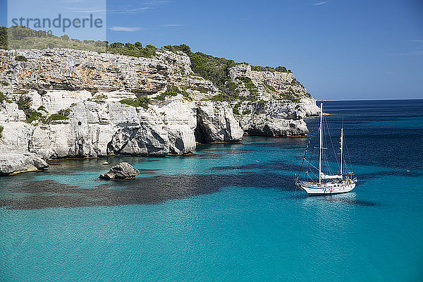 Blick auf die Küstenlinie und die Yacht  Cala Macarelleta  Menorca  Spanien