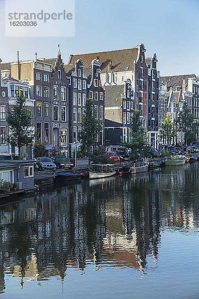 Gebäudefassaden  die sich in einer Gracht spiegeln  Amsterdam  Niederlande
