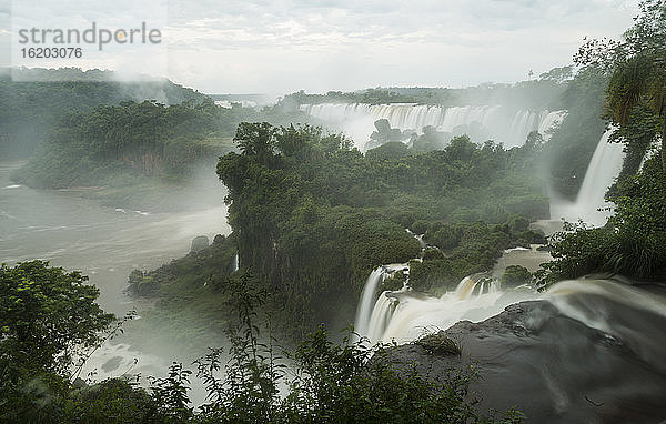 Nebel über den Iguazu-Fällen  Iguazu-Nationalpark  Argentinien