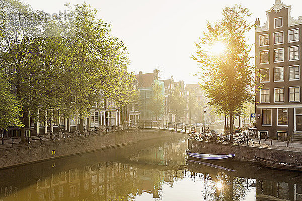 Ruhiger Blick auf eine Gracht  Amsterdam  Niederlande
