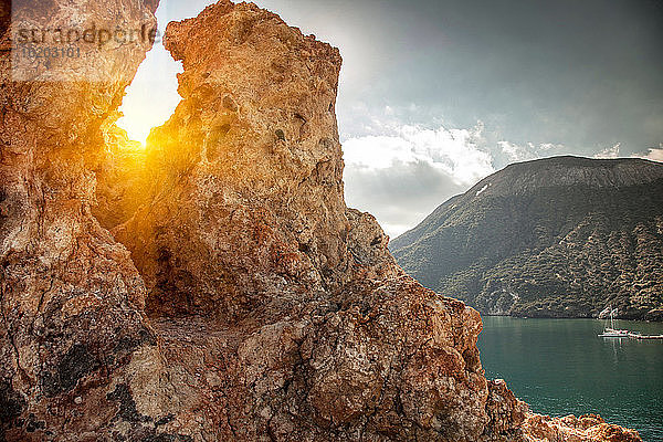 Felsformationen mit Blick auf das Meer