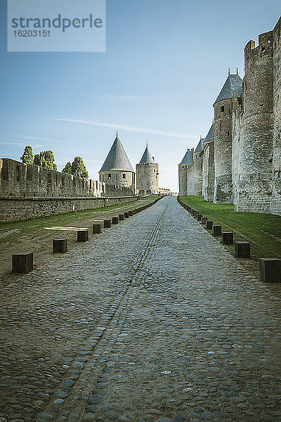 Gepflasterte Straße im Fort  Carcassonne  Languedoc-Roussillon  Frankreich