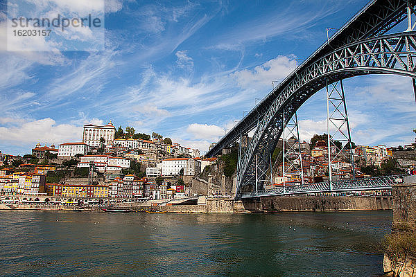 Stadtbrücke über den Fluss Douro  Porto  Portugal