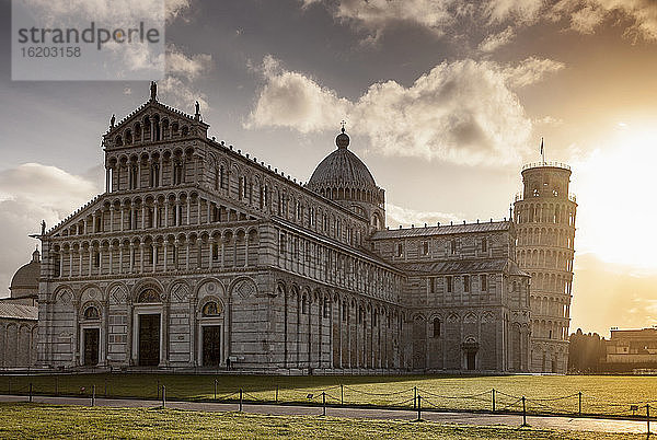 Piazza dei Miracoli und der Schiefe Turm von Pisa  Pisa  Toskana  Italien