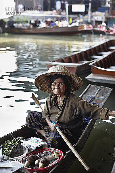 Porträt einer älteren Marktstandbesitzerin  Damnoen Saduak Floating Market  Thailand