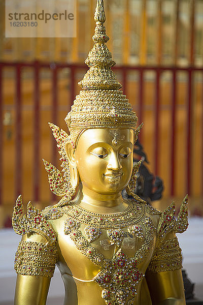Buddha-Statue im Wat Phra That Doi Suthep  Chiang Mai  Thailand