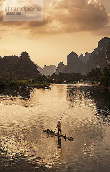 Fischer am Fluss in Yangshuo  Provinz Guangxi  China