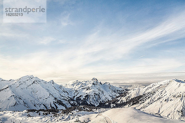 Blick auf Berge und Skipiste  Warth  Vorarlberg  Österreich