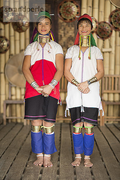 Porträt von zwei Frauen in traditioneller Kleidung  Inle-See  Birma