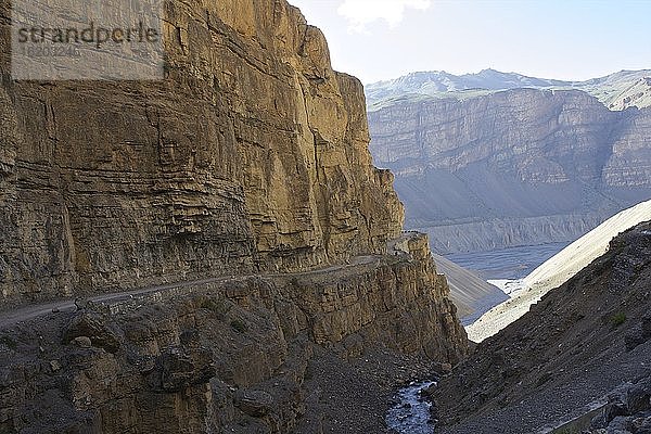 Straße entlang einer Felswand  Himalaya  Himachal Pradesh  Indien