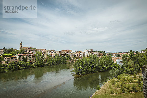 Blick auf Stadt und Fluss  Albi  Midi-Pyrenäen  Frankreich