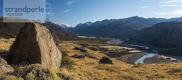 Panoramablick auf den Weg zum Fitz Roy-Gebirge  El Chalten  Nationalpark Los Glaciares  Provinz Santa Cruz  Argentinien
