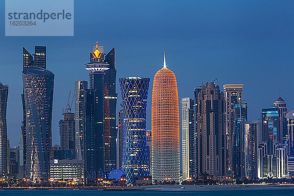 Wolkenkratzer in der Innenstadt von Doha bei Nacht  Katar