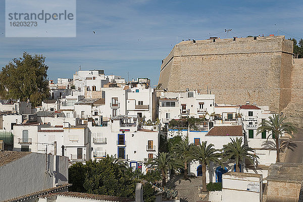 Ibiza Gebäude auf dem Hügel