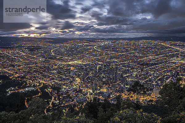 Blick vom Cerro Monserrate in der Dämmerung über die Stadt Bogota