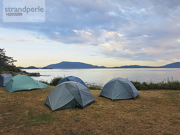 Zelte auf dem Campingplatz von Patos Island in der Morgendämmerung  San Juan Islands  Washington State  USA