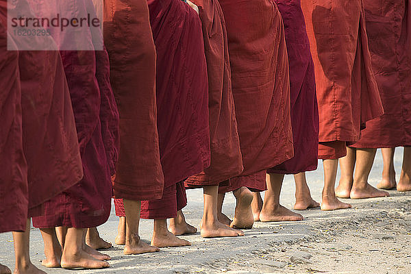 Füße von jungen buddhistischen Mönchen  Bagan  Myanmar