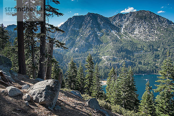 Blick von den Bergen auf den South Lake Tahoe  Kalifornien  USA