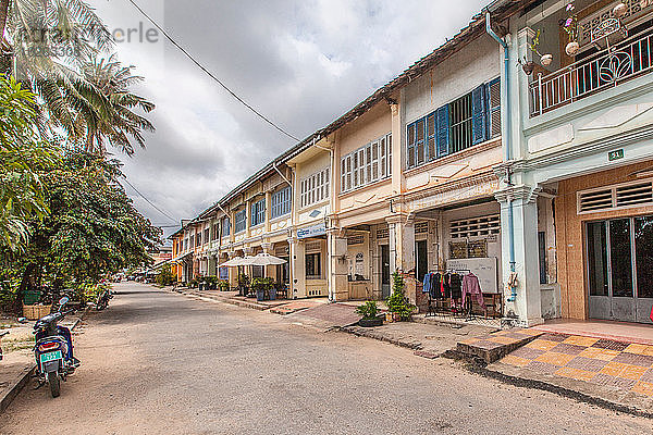 Straße mit französischen Kolonialgebäuden  Kampot  Kambodscha