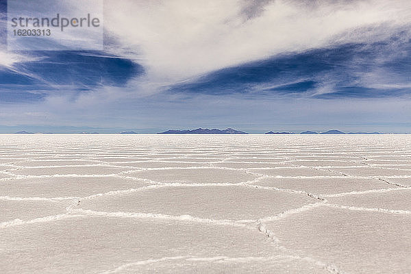 Blick auf weite weiße Salzebenen  Salar de Uyuni  Südliches Antiplano  Bolivien  Südamerika