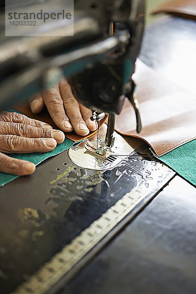 Frauenhände und Nähmaschine in einer Textilfabrik  Thamel  Kathmandu  Nepal