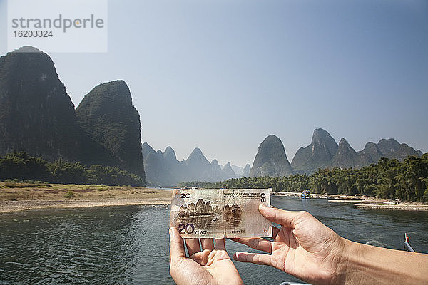 Landschaft am Li-Fluss auf der Rückseite der 20-Yuan-Banknote  zwischen Xingping und Yucun am Li-Fluss  Guilin  China