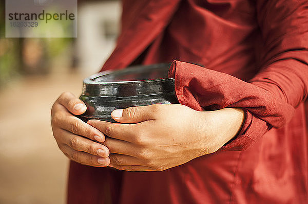 Junger buddhistischer Mönch beim Sammeln von Almosen  Bagan  Myanmar