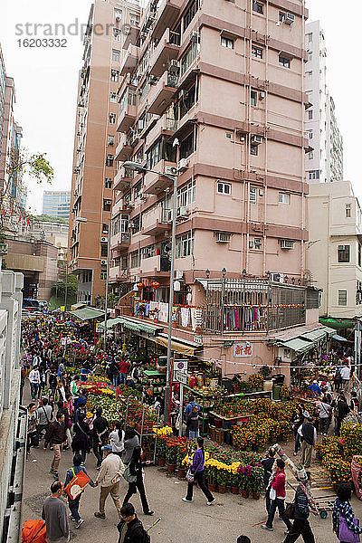 Menschen auf einem Straßenmarkt  Hongkong  China