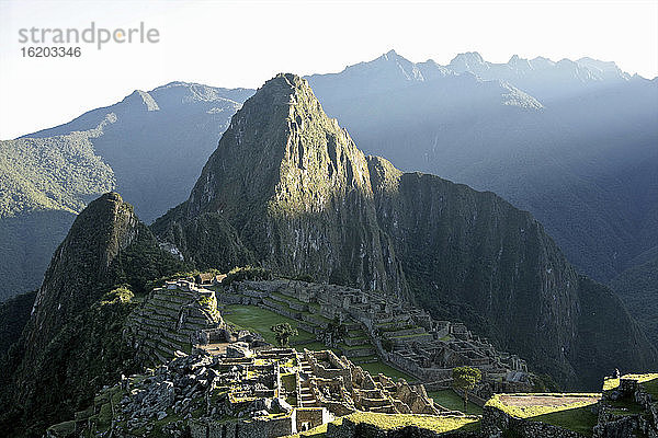 Blick auf den Sonnenstrahl über dem Huayna Picchu bei Sonnenaufgang Machu Picchu  Heiliges Tal  Peru  Südamerika