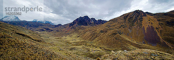 Aufstieg zum Bergpass Abra Tirihuayjasa  Anden  Peru