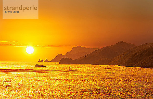 Sonnenuntergang über der Amalfi-Halbinsel und der Insel Capri  Kampanien  Italien