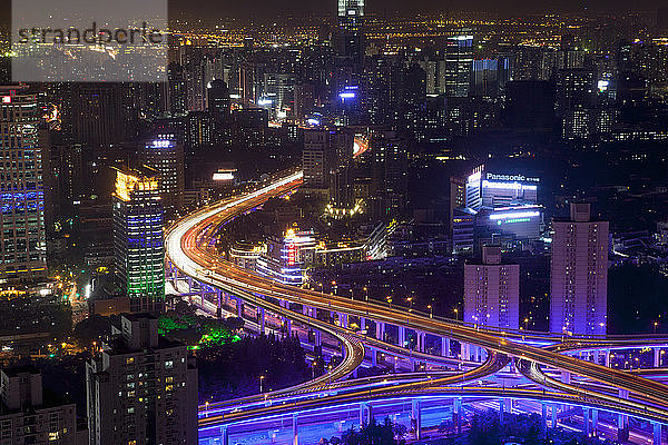 Blick auf die Nord-Süd-Hochstraße bei Nacht  Shanghai  Stadt Shanghai  China