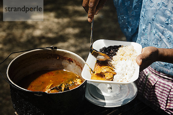 Nahaufnahme eines Standinhabers  der Essen auf einem Tablett serviert  Semuc Champey  Alta Verapaz  Guatemala  Zentralamerika