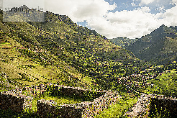 Blick von der Inka-Zitadelle der Ruinen von Pisac  Heiliges Tal  Peru  Südamerika