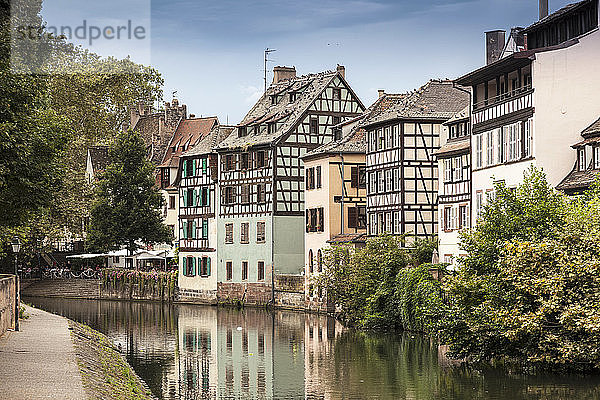 Traditionelle Gebäude am Flussufer in Straßburg  Frankreich