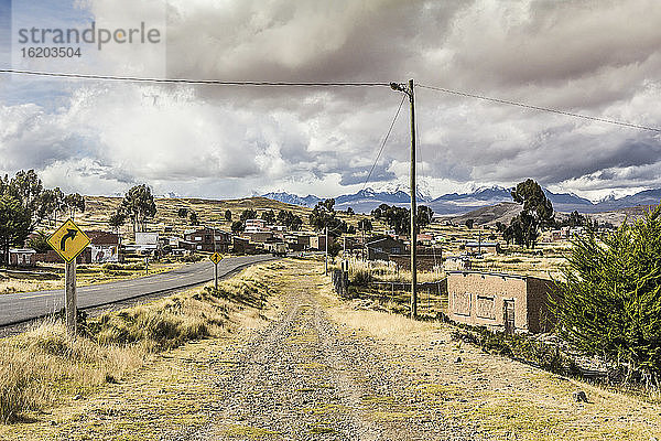 Ländliche Straße und Stadt  Altiplano  Bolivien  Südamerika